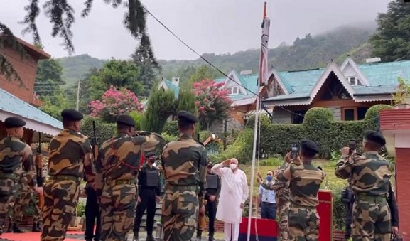 Farooq Abdullah hoists tricolour at his residence
